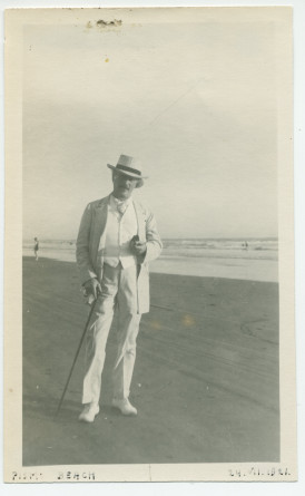 Photographie de Paderewski sur la plage de Pismo Beach, en Californie, le 24 juillet 1921