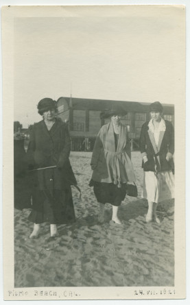 Photographie d'Hélène Paderewska, Hélène Lübke, sa secrétaire, et une femme non identifiée sur la plage de Pismo Beach, en Californie, le 24 juillet 1921