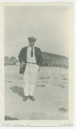 Photographie de Waclaw Gorski sur la plage de Pismo Beach, en Californie, le 24 juillet 1921