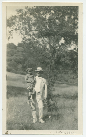 Photographie de Paderewski avec l'acteur Jackie Coogan, «le garçon le plus célèbre d'Amérique», rendu célèbre par le «Kid» de Charlie Chaplin, au «Rancho Santa Helena» de Paso Robles, en Californie, le 1er août 1921