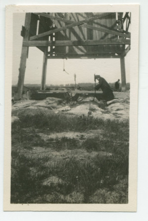 Photographie de Paderewski creusant à la pelle sous la tour de prospection pétrolière du domaine de Santa Maria, à Paso Robles, en Californie, en septembre 1921