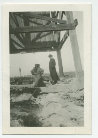 Photographie d'Ignace et Hélène Paderewski sous la tour de prospection pétrolière du domaine de Santa Maria, à Paso Robles, en Californie, en septembre 1921