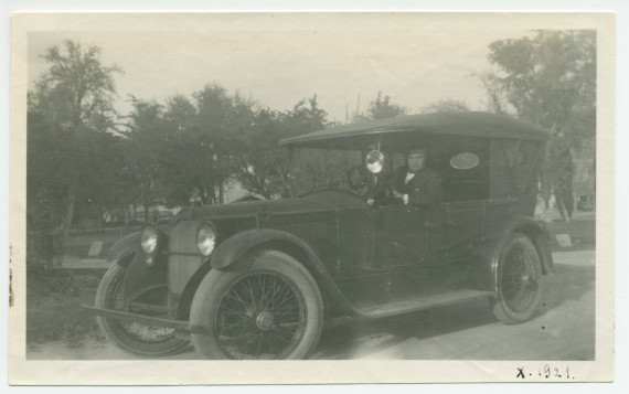 Photographie de la Packard avec chauffeur Paderewski au champ des «sweet potatoes» [patates douces] de son «Rancho San Ignacio» à Paso Robles, en Californie, en septembre 1921