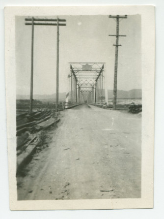 Photographie du pont menant à la zone de prospection pétrolière du domaine de Santa Maria de Paderewski, à Paso Robles, en Californie, en septembre 1921