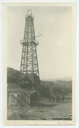 Photographie de la tour de prospection pétrolière du domaine de Santa Maria de Paderewski, à Paso Robles, en Californie, en septembre 1921