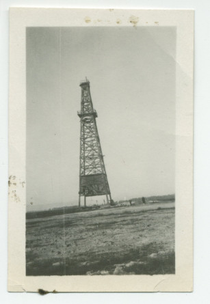 Photographie de la tour de prospection pétrolière du domaine de Santa Maria de Paderewski, à Paso Robles, en Californie, en septembre 1921