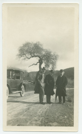 Photographie de Paderewski dans son «Rancho San Ignacio» à Paso Robles, en Californie, en décembre 1921, en compagnie d'Elefthérios Venizélos, ancien (et futur!) premier ministre grec (au centre), et d'une personne non identifiée
