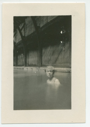 Photographie d'Hélène Lübke, secrétaire d'Hélène Paderewska, dans les bains de l'hôtel «El Paso» à Paso Robles, en Californie, en 1921