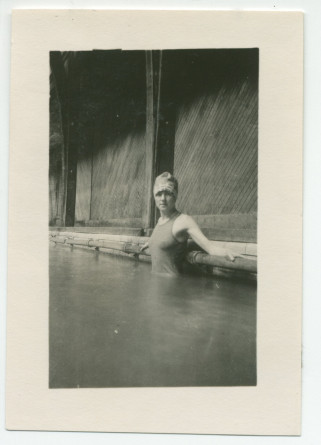 Photographie de Mme Strakacz, épouse du secrétaire de Paderewski, dans les bains de l'hôtel «El Paso» à Paso Robles, en Californie, en 1921