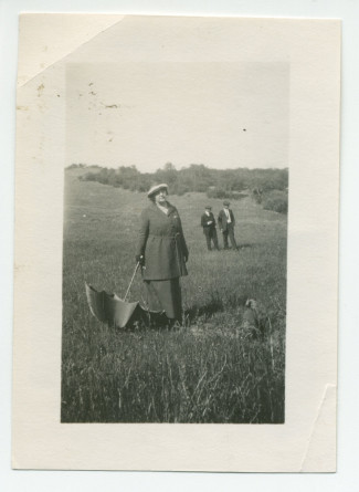 Photographie d'Hélène Paderewska avec son parapluie posé dans les champs à Paso Robles, en Californie, en 1921