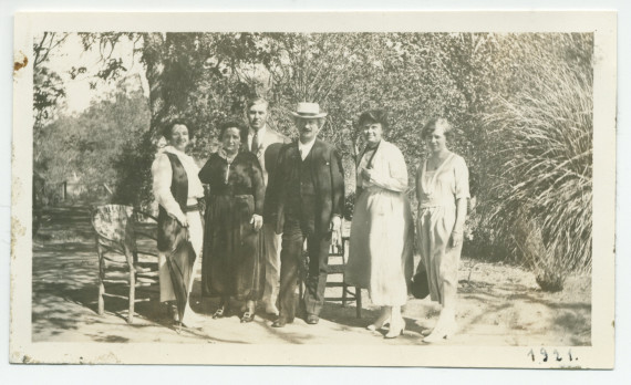 Photographie d'Hélène et Ignace Paderewski en compagnie d'amis (Burnett?) et d'Hélène Lübke, secrétaire d'Hélène (tout à gauche), à Paso Robles, en Californie, en 1921