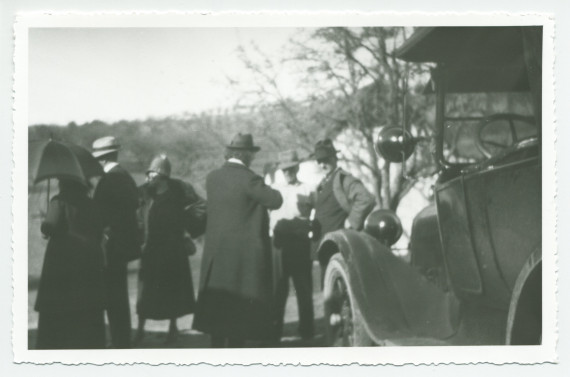 Photographie de Paderewski en compagnie de visiteurs (tous de dos) sur les terres de son «Rancho San Ignacio» à Paso Robles, en Californie, en 1921, avec une automobile au premier plan