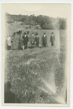 Photographie de Paderewski en compagnie de visiteurs sur les terres du futur vignoble Winteroll de son «Rancho San Ignacio» à Paso Robles, en Californie, en 1921