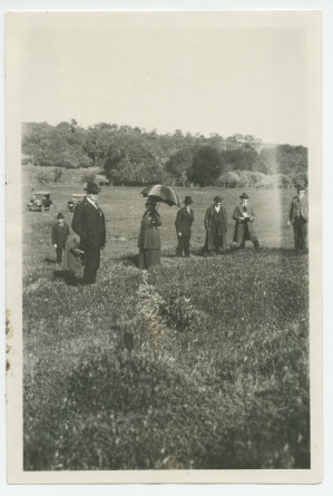 Photographie de Paderewski en compagnie de visiteurs sur les terres du futur vignoble Winteroll de son «Rancho San Ignacio» à Paso Robles, en Californie, en 1921