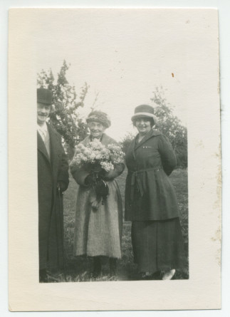 Photographie d'Ignace et Hélène Paderewski entourant, un bouquet dans les bras, Mrs Gibson, à Paso Robles, en Californie, en 1921