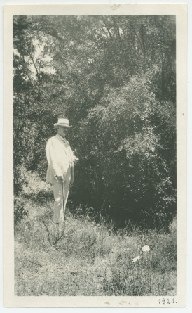 Photographie de Paderewski près de la source d'eau chaude de Merritt Springs, sur le «Rancho Santa Helena» à Paso Robles, en Californie, en 1921