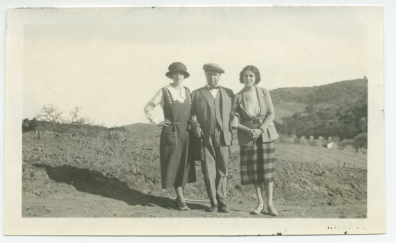 Photographie de M. et Mme Gorski et de Mrs O'Donnell sur les terres du «Rancho Santa Helena» à Paso Robles, en Californie, en mars 1922