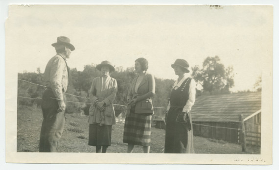 Photographie de l'intendant William Hemphill, en compagnie d'Hélène Lübke, secrétaire d'Hélène Paderewska, de Mrs O'Donnell et de Mme Gorska, sur les terres du «Rancho Santa Helena» à Paso Robles, en Californie, en mars 1922