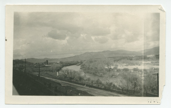Photographie du fleuve Salinas, près de sa source dans la région de San Miguele, en Californie, en 1922 – il irrigue la ville de Paso Robles et se jette dans le Pacifique dans la baie de Monterey