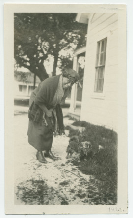 Photographie de la fidèle gouvernante Augusta avec le chien Ping à Paso Robles, en Californie, en 1922