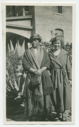 Photographie de la fidèle gouvernante Augusta et d'Hélène Lübke, secrétaire d'Hélène Paderewska, devant l'hôtel de Paso Robles, en Californie, en 1922