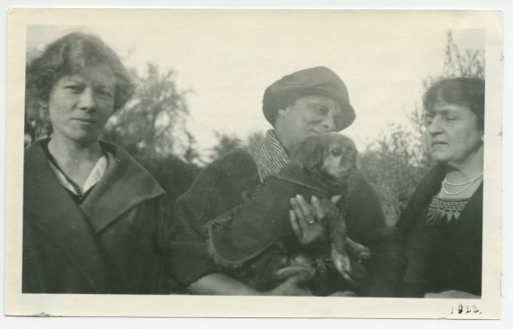 Photographie de la fidèle gouvernante Augusta, avec le chien Ping, et d'Hélène Paderewska à Paso Robles, en Californie, en 1922