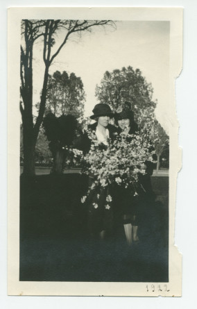 Photographie de Mme Gorska et de Mrs O'Donnell avec un bouquet de branches d'amandiers en fleurs au «Rancho Santa Helena» à Paso Robles, en Californie, en 1922