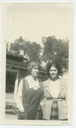 Photographie de Mme Gorska et de Mrs O'Donnell au «Rancho Santa Helena» à Paso Robles, en Californie, en 1922