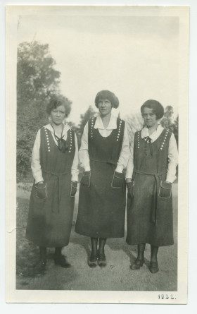 Photographie d'Hélène Lübke, secrétaire d'Hélène Paderewski, Mme Gorska et une jeune femme non identifiée au «Rancho Santa Helena» à Paso Robles, en Californie, en 1922