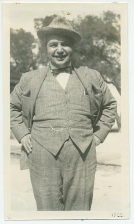 Photographie de Waclaw Gorski à Paso Robles (?), en Californie, en 1922