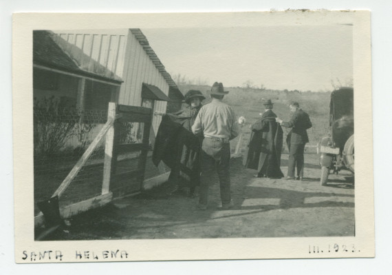 Photographie d'Hélène et d'Ignace (de dos) Paderewski au «Rancho Santa Helena» à Paso Robles, en Californie, en mars 1923