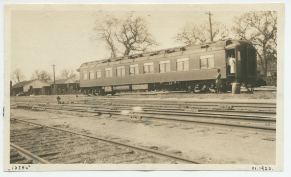 Photographie du pullman-car privé «Ideal» mis à disposition de Paderewski pour ses tournées américaines, en gare de Paso Robles, en Californie, en mars 1923