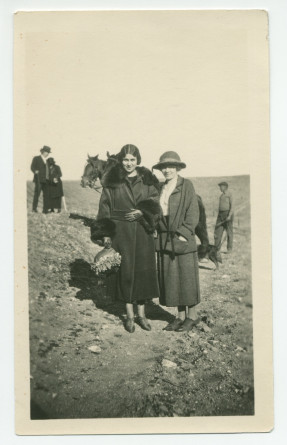 Photographie de Mrs O'Donnell et d'Hélène Lübke, secrétaire d'Hélène Paderewska, sur les terres du «Rancho San Ignacio» à Paso Robles, en Californie, le 4 mars 1924, avec en arrière-plan des métayers et, à gauche, Ignace et Hélène Paderewska