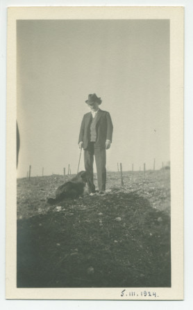 Photographie de Paderewski avec un chien sur le vignoble Winteroll au «Rancho San Ignacio» à Paso Robles, en Californie, le 5 mars 1924