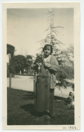 Photographie d'Hélène Paderewska avec le chien Ping dans les jardins de l'hôtel de Paso Robles, en Californie, en mars 1924