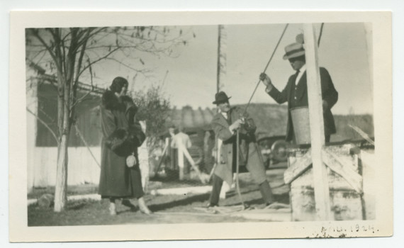 Photographie du puits en action du «Rancho Santa Helena» à Paso Robles, en Californie, en mars 1924, sous les yeux de Mrs O'Donnell
