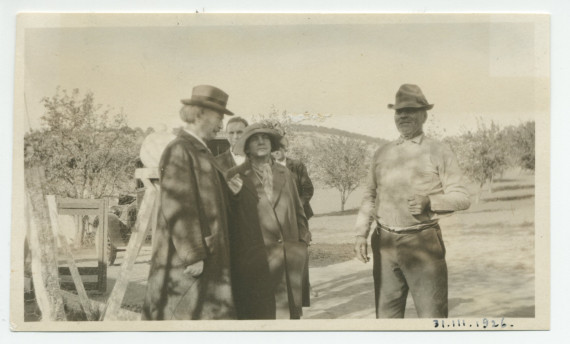 Photographie d'Ignace et Hélène Paderewski devant le champ d'amandiers du «Rancho Santa Helena» à Paso Robles, en Californie, le 31 mars 1926, en compagnie de l'intendant William Hemphill