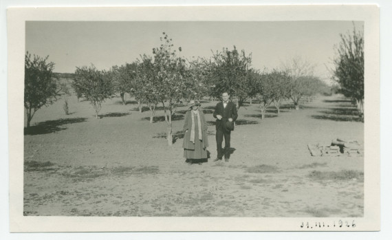 Photographie d'Hélène Paderewska en compagnie de Jozef Stubnan sur les terres du «Rancho Santa Helena» à Paso Robles, en Californie, le 31 mars 1926