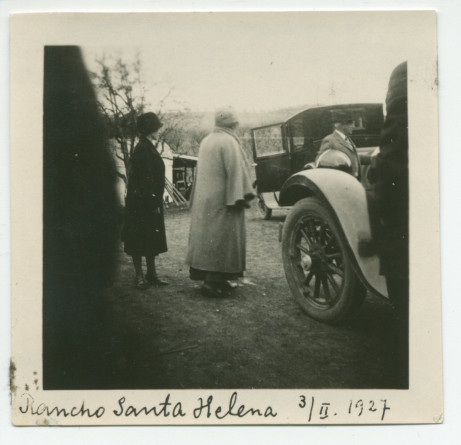 Photographie d'Hélène Paderewski et de sa secrétaire Hélène Lübke devant des voitures au «Rancho Santa Helena» à Paso Robles, en Californie, le 3 février 1927