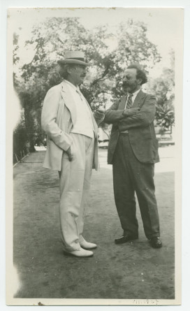 Photographie de Paderewski (de profil) dans son «Rancho San Ignacio» à Paso Robles, en Californie, en juillet 1927, en compagnie de son ancien élève Zygmunt Stojowski