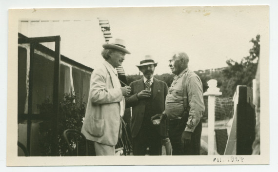 Photographie de Paderewski (de profil) dans son «Rancho San Ignacio» à Paso Robles, en Californie, en juillet 1927, en compagnie de son ancien élève Zygmunt Stojowski et de William Hemphill, l'intendant du ranch de Santa Helena