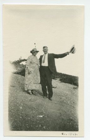 Photographie d'Hélène Paderewska et du valet de son époux, Marcel, au milieu du nouveau vignoble Winteroll du «Rancho San Ignacio» à Paso Robles, en Californie, en juillet 1927