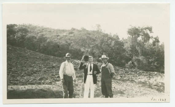 Photographie du valet de Paderewski, Marcel, entouré de deux métayers, sur les terres du «Rancho Santa Helena» à Paso Robles, en Californie, en juillet 1927