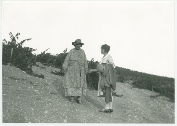 Photographie d'Hélène Paderewska et sa secrétaire Hélène Lübke sur les terres du «Rancho San Ignacio» à Paso Robles, en Californie, en 1927