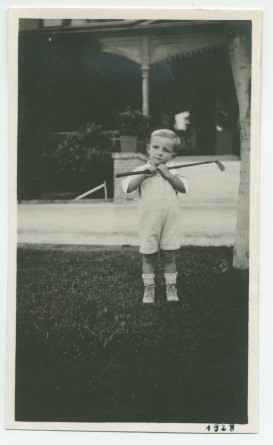Photographie du jeune Willy Rodgers pratiquant le golf miniature dans le jardin de l'hôtel «El Paso» à Paso Robles, en Californie, en 1928
