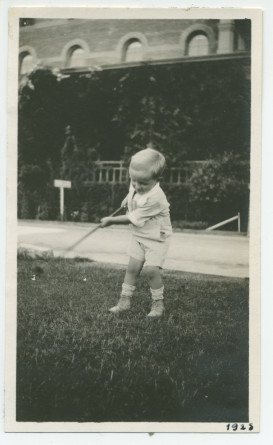 Photographie du jeune Willy Rodgers pratiquant le golf miniature dans le jardin de l'hôtel «El Paso» à Paso Robles, en Californie, en 1928