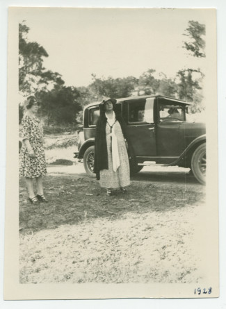 Photographie d'Hélène Paderewska (en compagnie d'une dame non identifiée) devant une voiture sur les terres du «Rancho Santa Helena» à Paso Robles, en Californie, en 1928