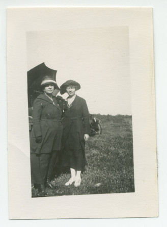 Photographie d'Hélène Paderewska, munie d'un parapluie, avec sa secrétaire Hélène Lübke à Paso Robles, en Californie