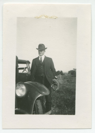 Photographie de Mr O'Donnell à côté d'une voiture à Paso Robles, en Californie