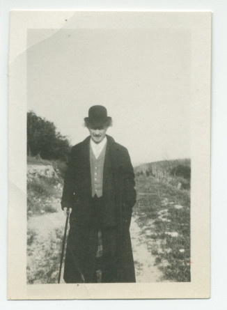 Photographie de Paderewski avec sa canne à Paso Robles, en Californie